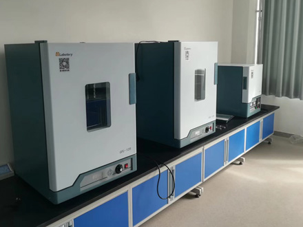 鼓風干燥箱采用優(yōu)質(zhì)不銹鋼，質(zhì)量有保障